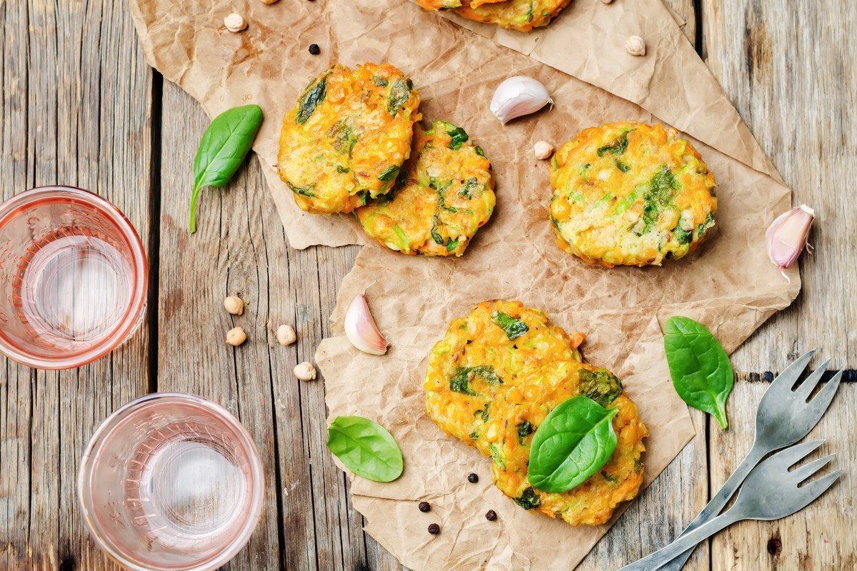 Pikante Zucchinipuffer mit Kichererbsen