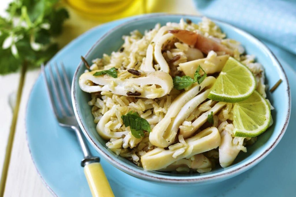 Pikante gebratene Calamari mit Knoblauch in Weißweinsoße