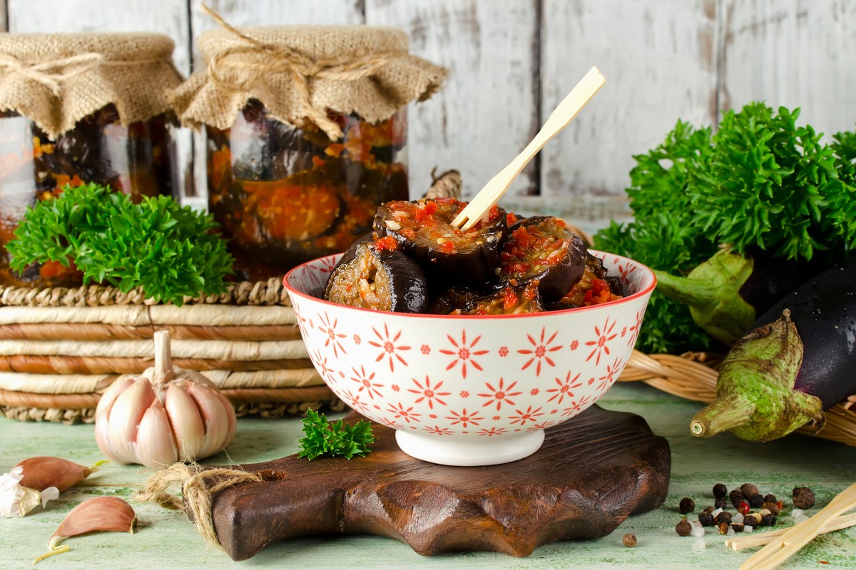 Pikanter Auberginen Salat im Glas mit Chili, Tomaten und Knoblauch