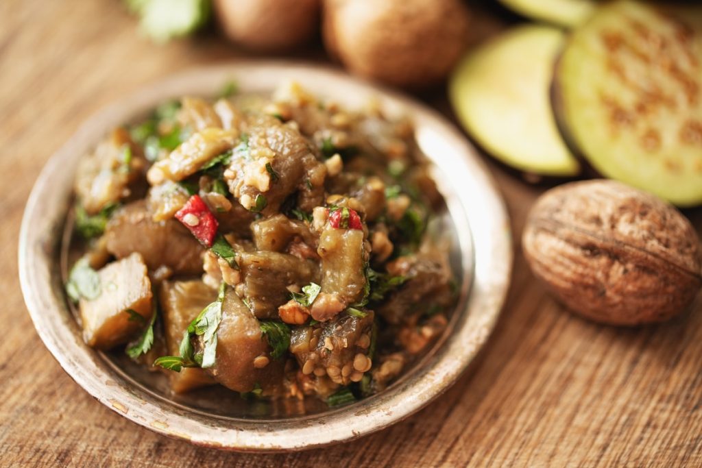 Pikanter Auberginensalat mit Walnüssen und Knoblauch