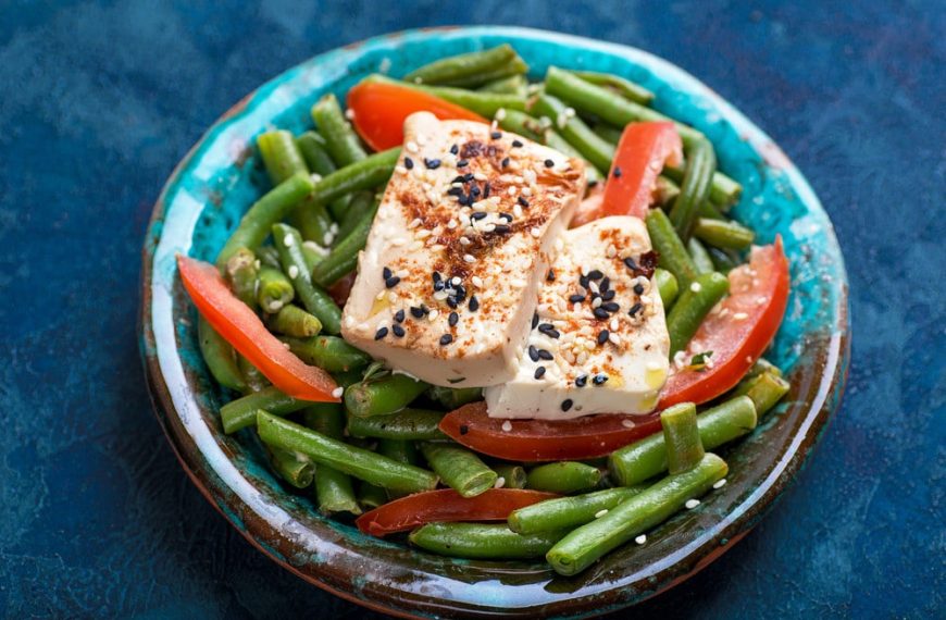 Pikanter Bohnensalat mit grünen Bohnen, Tofu und Tomaten