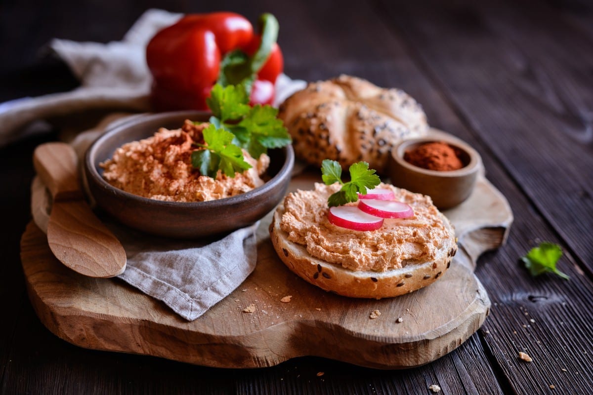 Pikanter Brotaufstrich mit Paprika, Frischkäse, Feta und Knoblauch