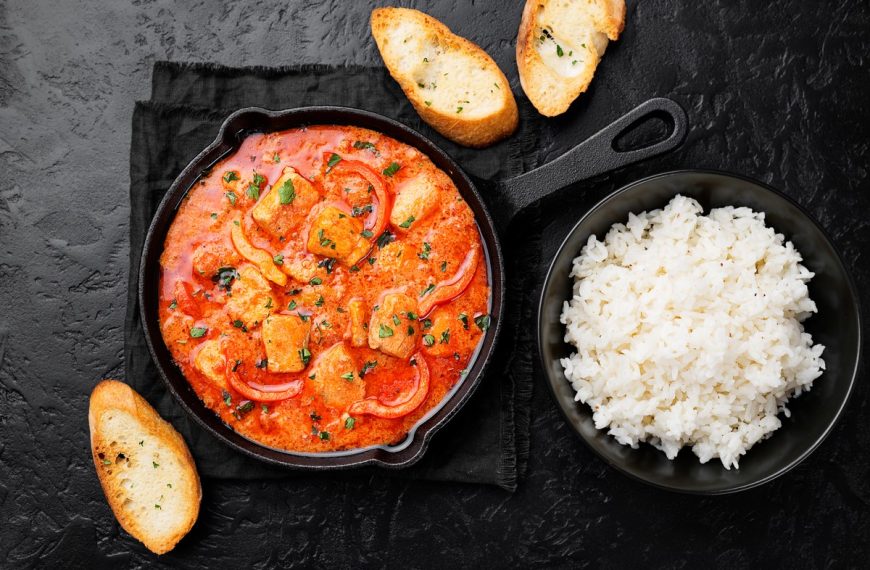 Pikanter Fischeintopf mit gehackten Tomaten und Paprika