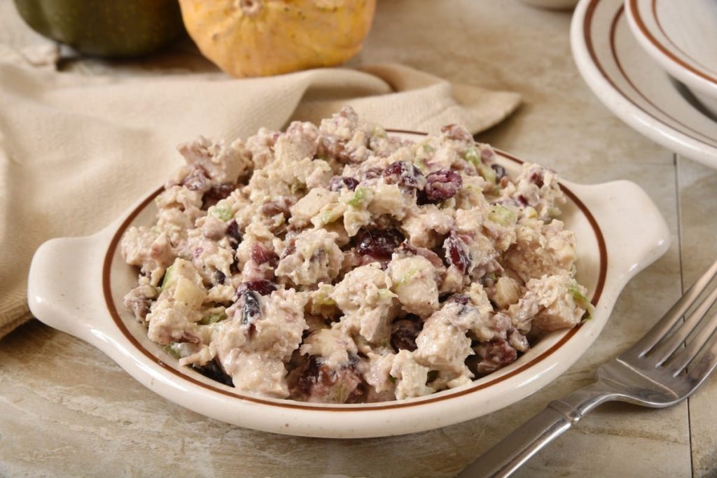 Pikanter Fleischsalat aus Putenbrust mit Äpfeln