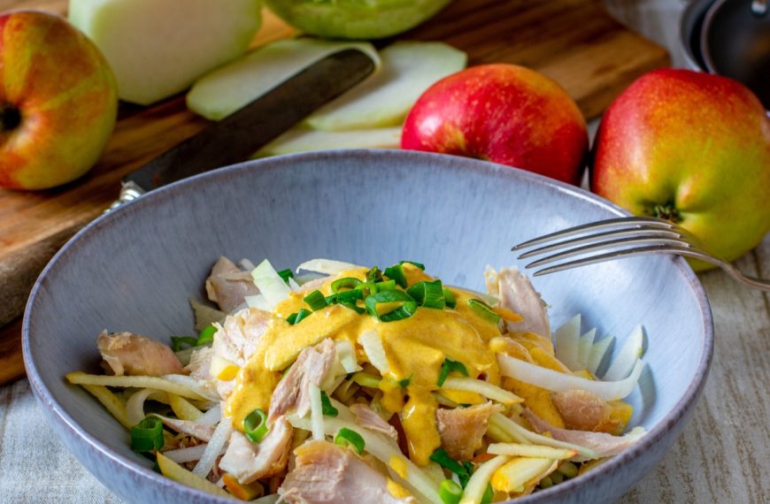 Pikanter Hähnchensalat mit Kohlrabi, Apfel und Curry Dressing