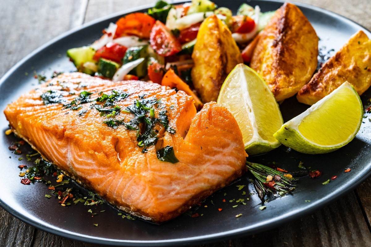 Pikanter Lachs mit Chilisauce und Sojasauce aus dem Ofen