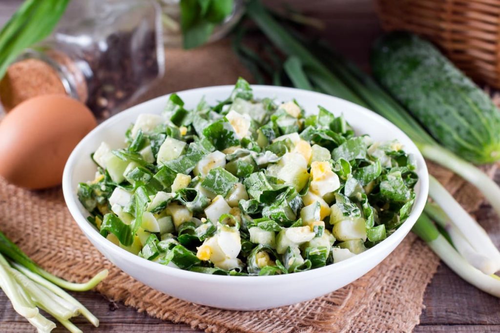 Pikanter Lauchsalat mit Eiern und Gurken - Grillsalat