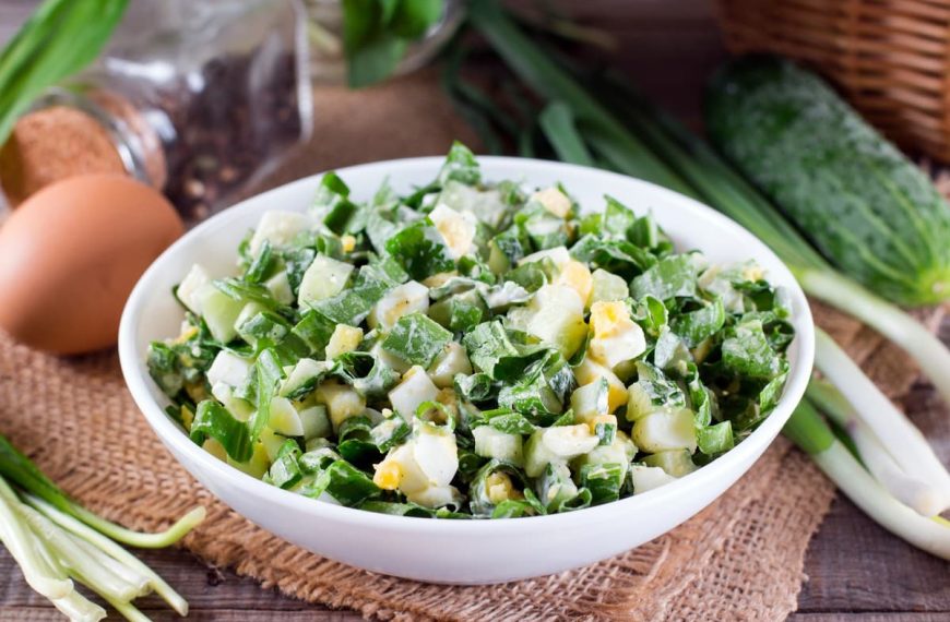 Pikanter Lauchsalat mit Eiern und Gurken – Grillsalat
