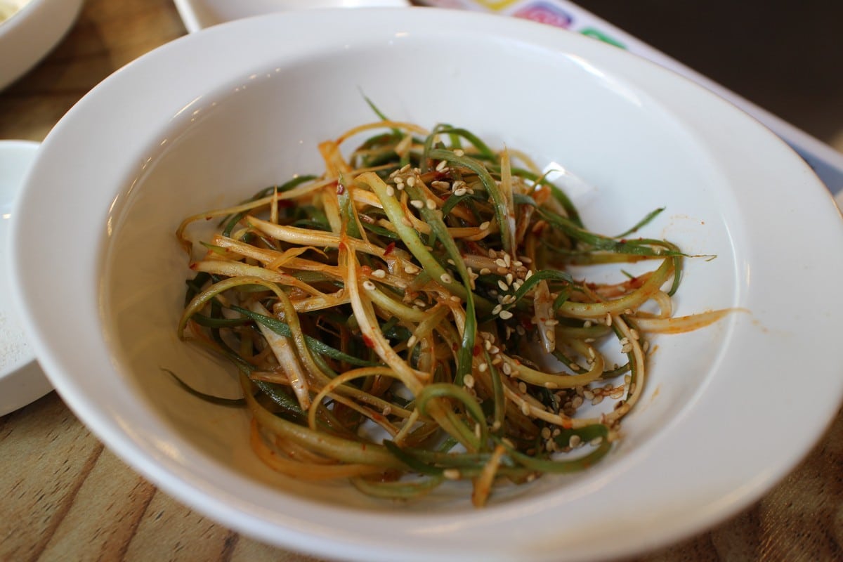 Pikanter Lauchsalat mit Sojasoße