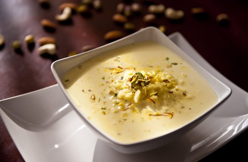 Pikanter Milchreis mit Gewürzen und Mandeln