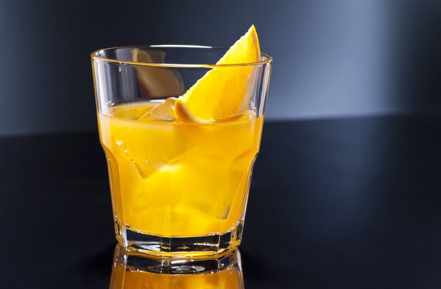 Pikanter Orangencocktail mit Wodka und Gewürzen
