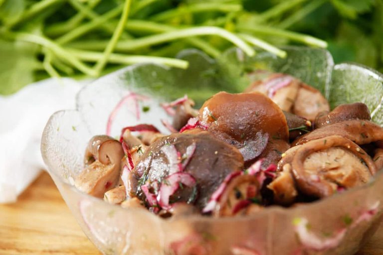 Pilzsalat aus marinierten Champignons mit würzigem Dressing