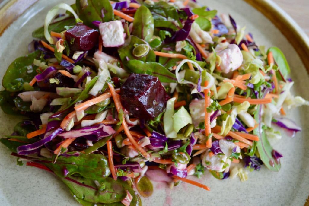 Pikanter Rotkohlsalat mit Feta Käse