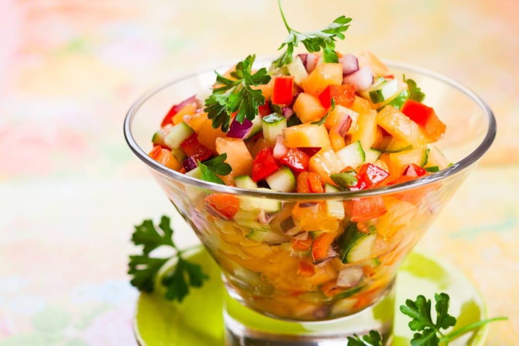 Pikanter Salsa Salat mit Melone, Gurke, Paprika und Zwiebeln