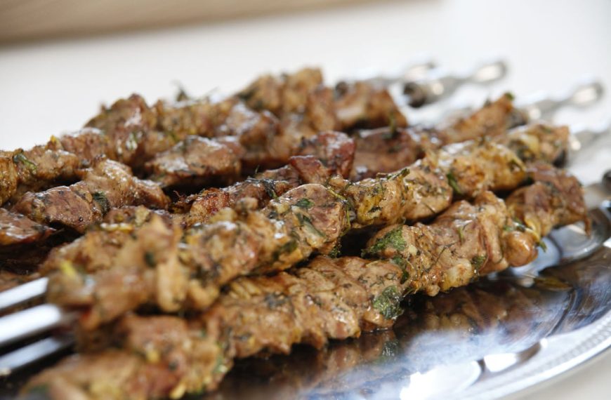 Pikanter Schaschlik aus Schweinefleisch mit Zwiebeln und Öl