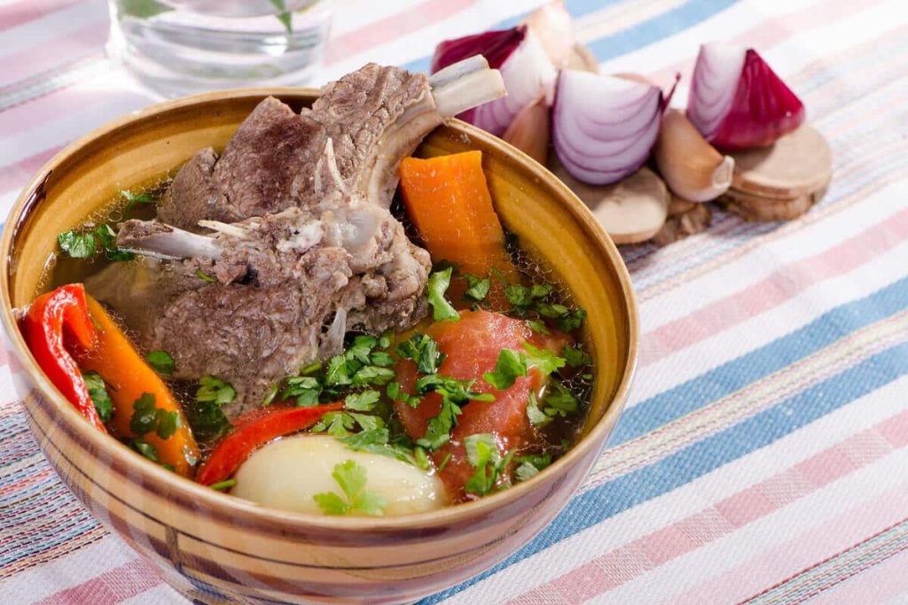 Pikanter Schmortopf aus Lammfleisch und Gemüse
