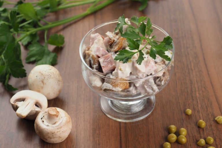 Einfacher Wurstsalat mit Salzgurken und Mayonnaise