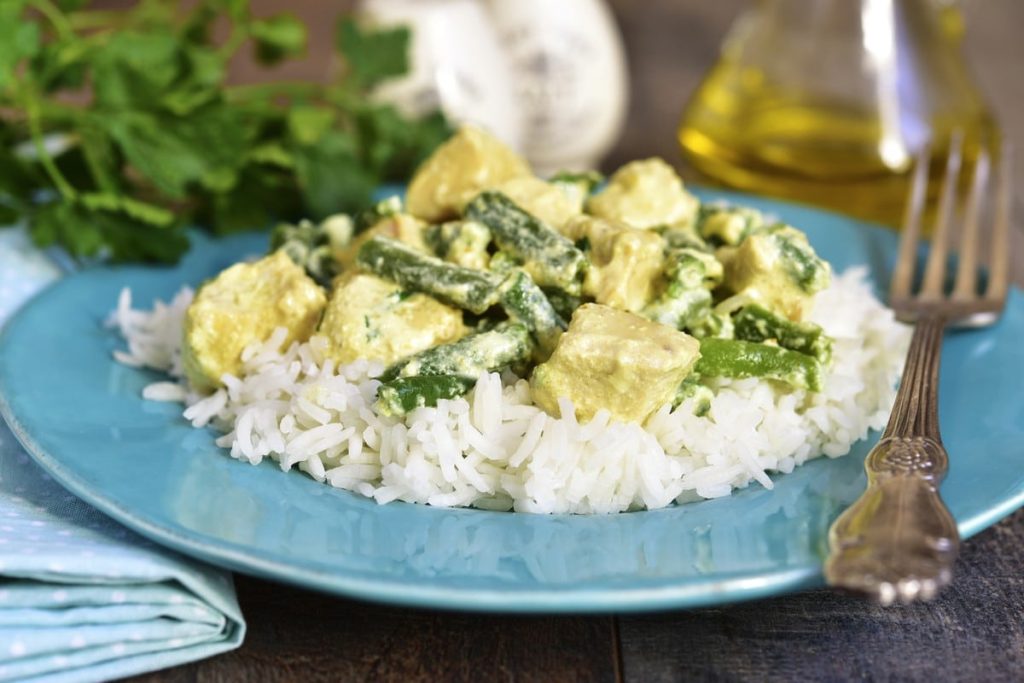 Pikantes Chicken Curry mit grünem Spargel auf Reis