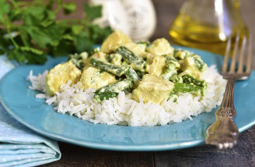 Pikantes Chicken Curry mit grünem Spargel auf Reis