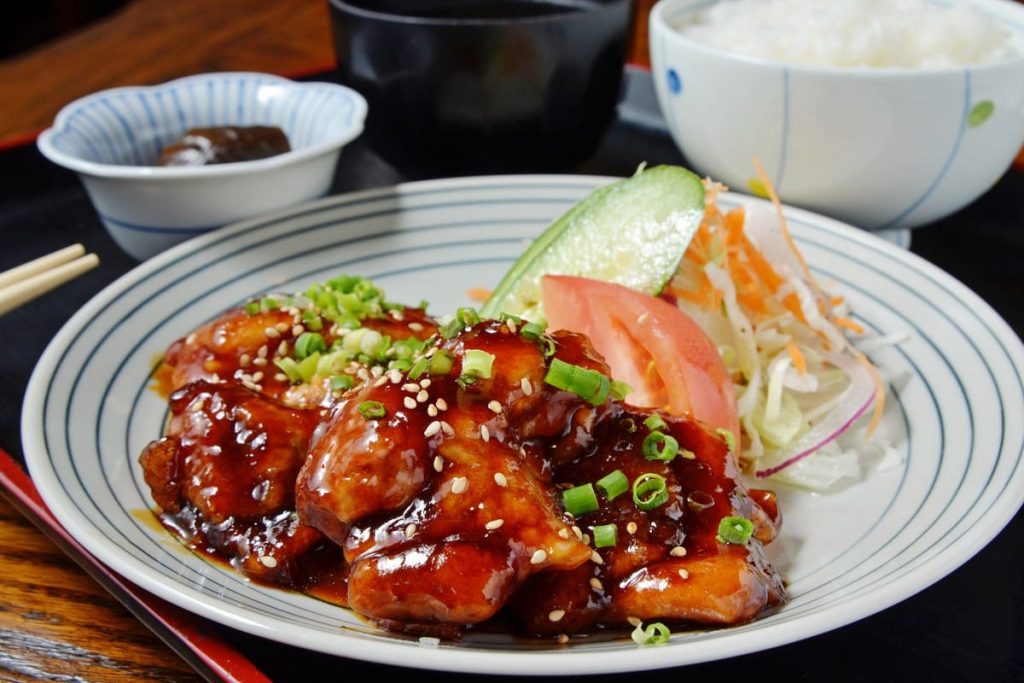 Pikantes Hähnchenfleisch in Teriyaki Sauce mit Sesam