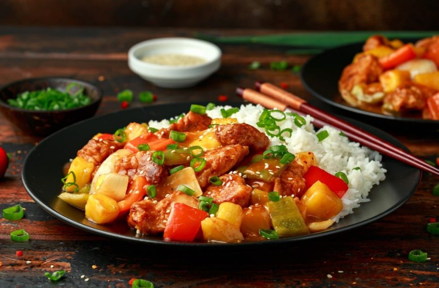 Pikantes Hähnchenfleisch und Paprika mit Ananas