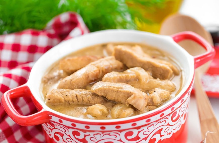Pikantes Schweinegeschnetzeltes in Kokosnussmilch mit Chili