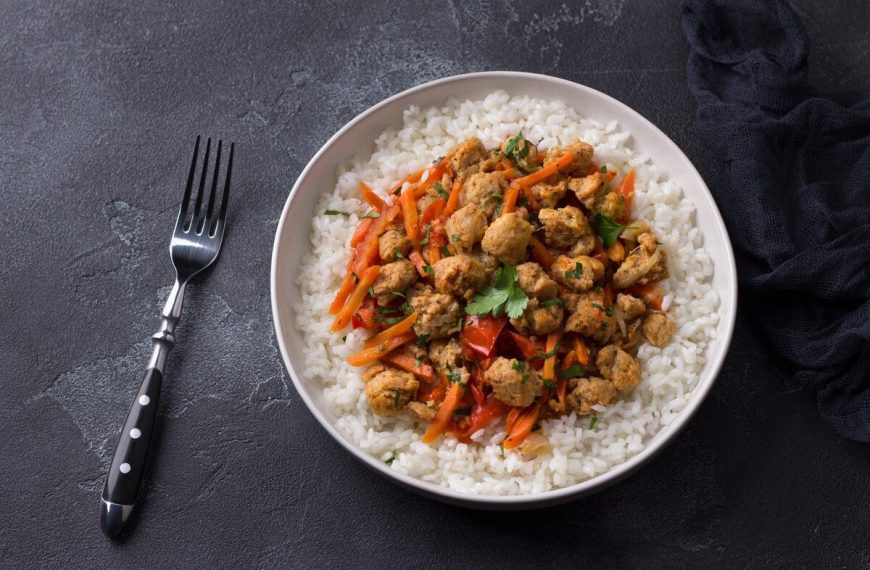 Pikantes Sojafleisch mit Karotten, Zwiebeln und passierten Tomaten – Vegan