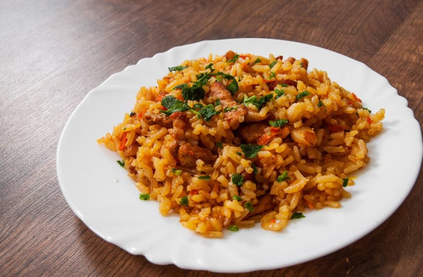 Pilaw mit Fleisch, Karotten und Pilzen