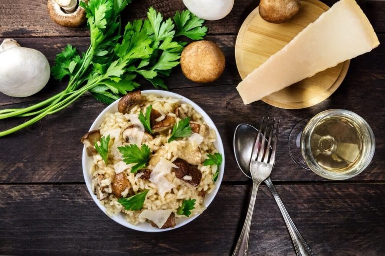Einfaches Pilzrisotto aus Pfifferlingen mit Knoblauch und Parmesan