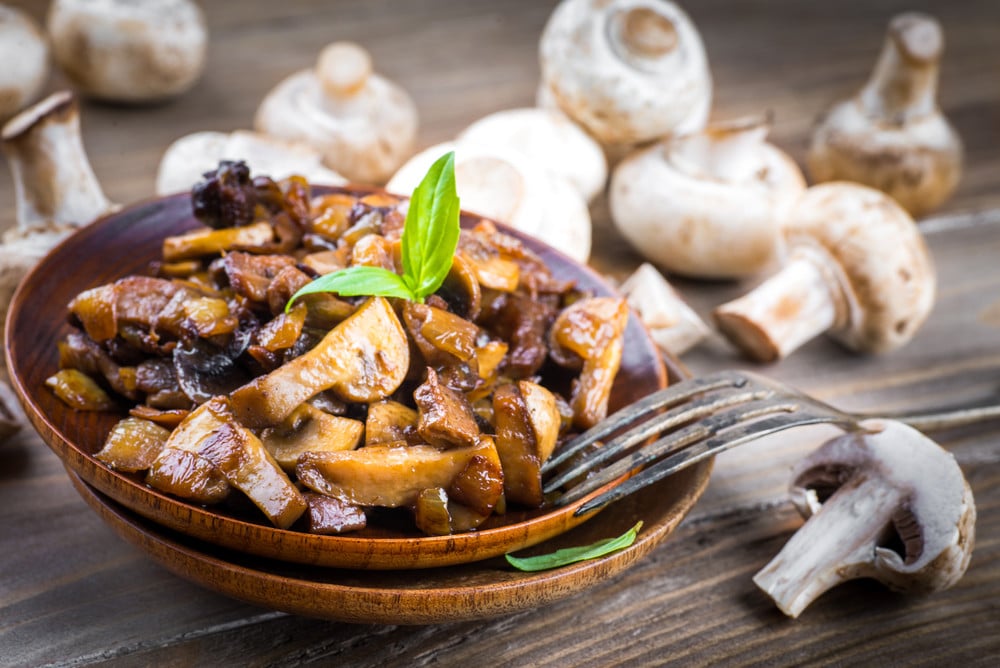 Pilzsalat aus marinierten Champignons mit würzigem Dressing