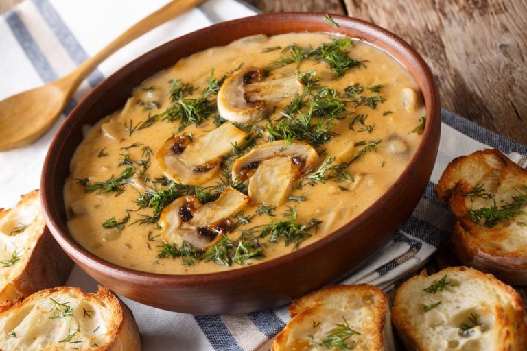 Pilzsuppe mit Porree, Zwiebeln und Schmand