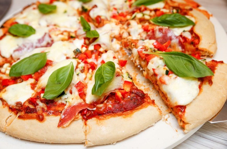Pizza Salami mit Paprika und Zucchini auf dem Grill