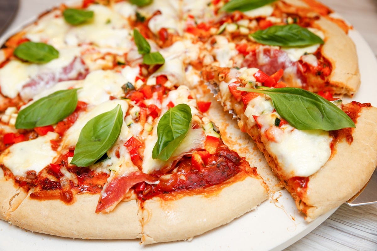 Pizza Salami mit Paprika und Zucchini auf dem Grill