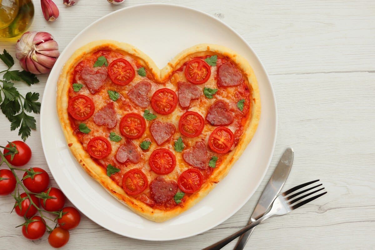 Pizza aus Hefeteig mit Salami – Pizza Herz zum Valentinstag