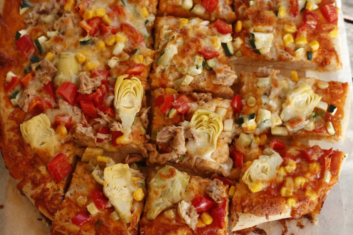 Pizza mit Thunfisch, Paprika und Käse selber machen