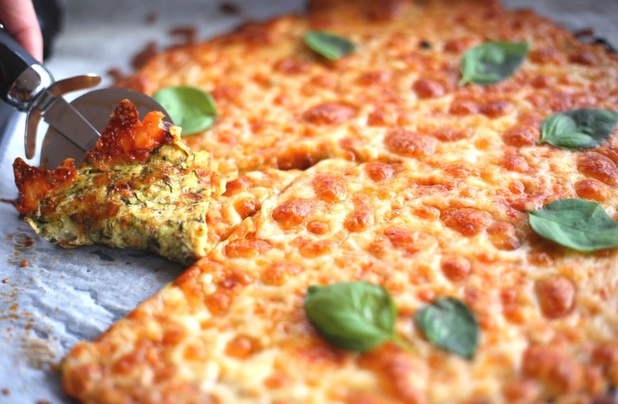 Pizza mit Zucchini Boden und Mozzarella | Low Carb Rezepte