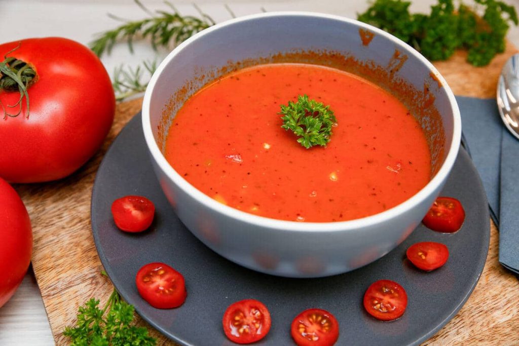 Tomatensalat mit Feta, Paprika und Mais