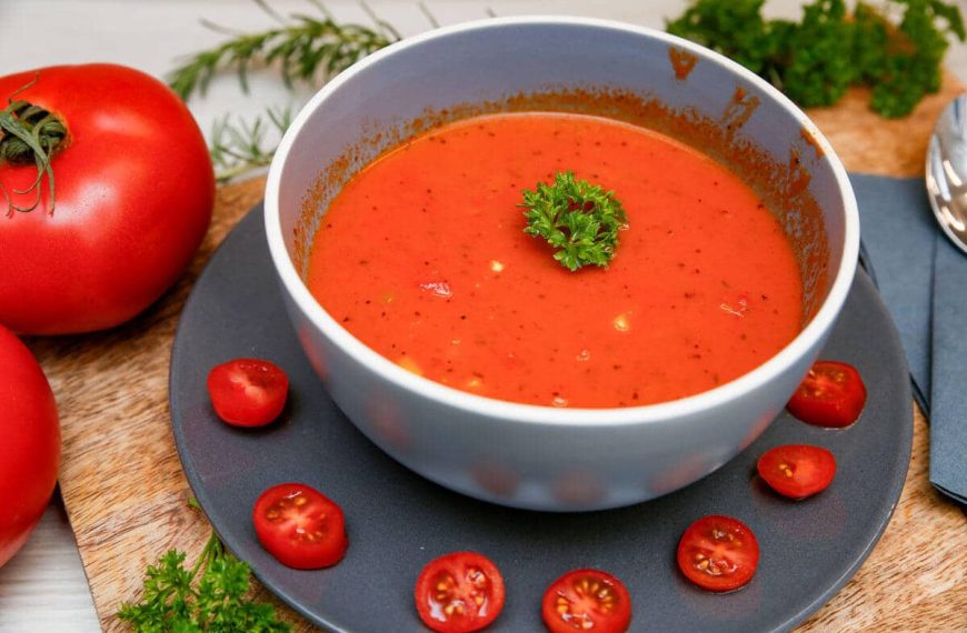 Pizzasuppe mit gehackten Tomaten, Paprika und Mais