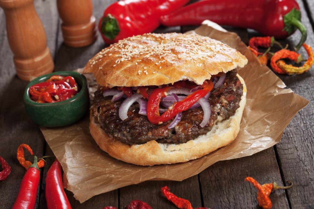 Saftige Frikadellen aus Hackfleisch mit Grieß und Kräutern