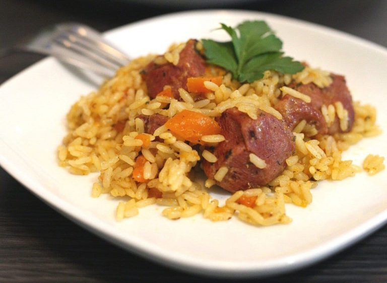 Usbekischer Plov aus Reis mit Lammfleisch, Möhren und Zwiebeln