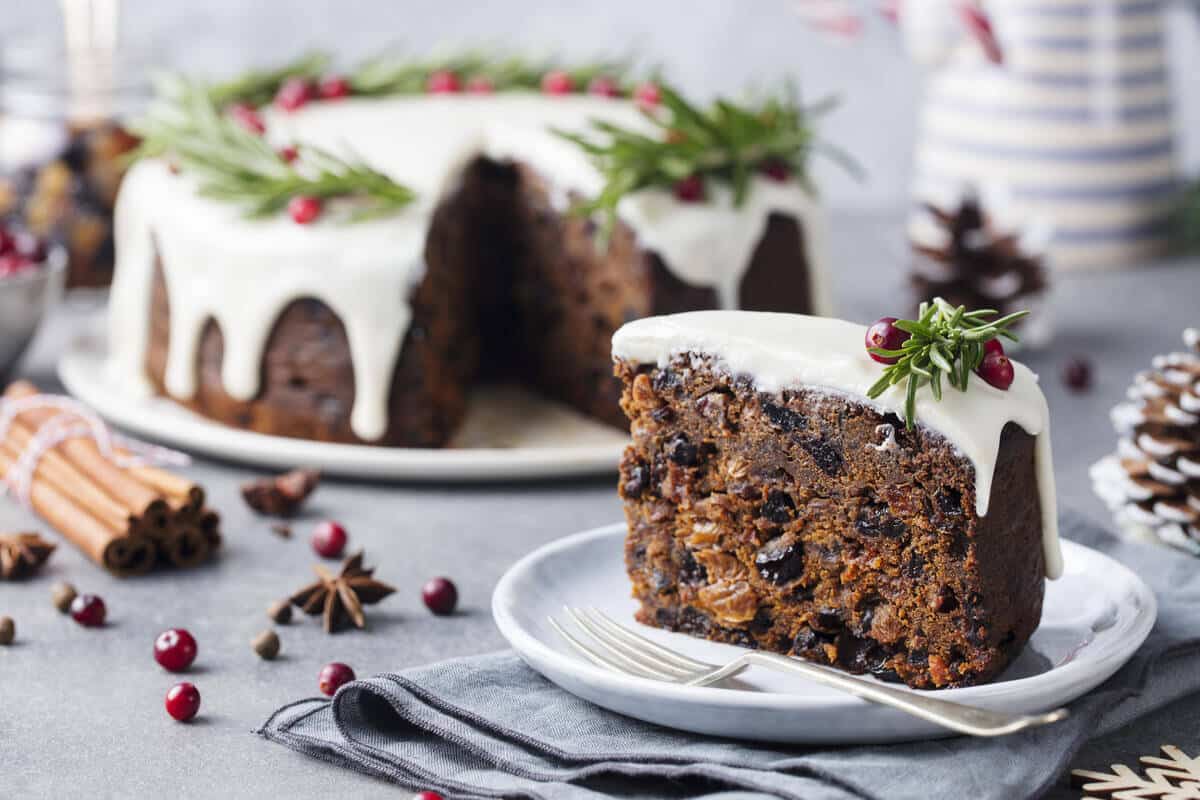 Plumpudding - Englisches Weihnachtsdessert mit Pflaumen und Rosinen