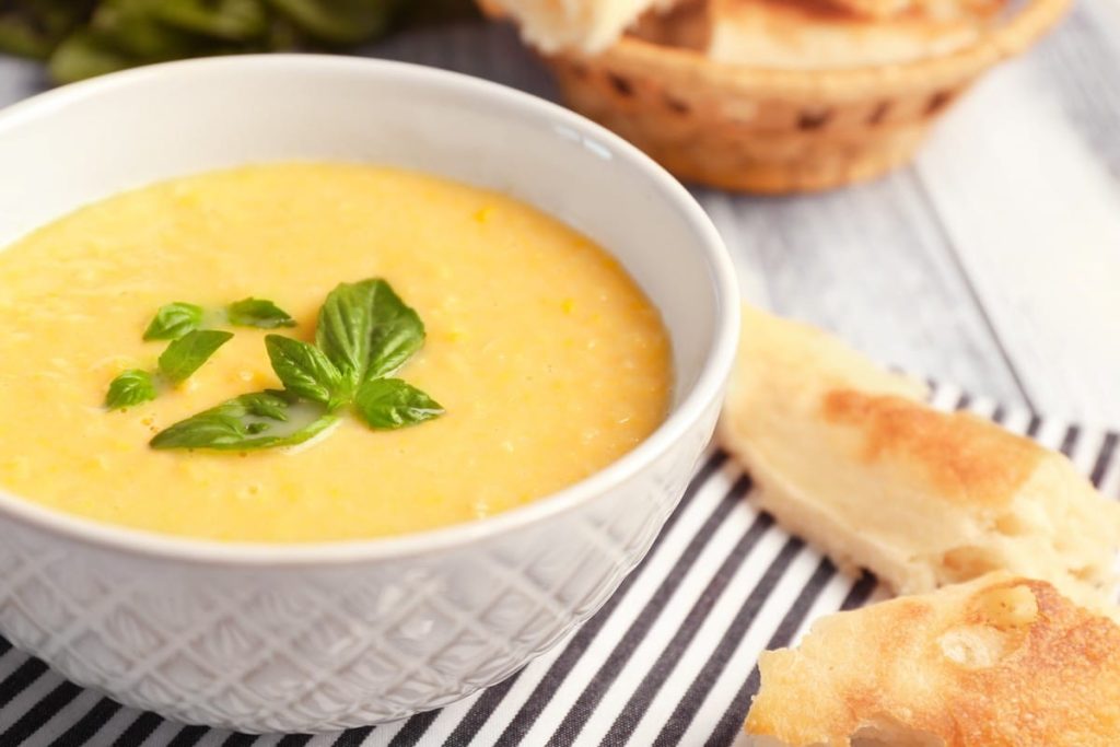 Polenta - Maisbrei mit Milch und Wasser als Beilage