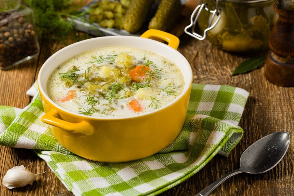Polnische Hühnersuppe mit Salzgurken