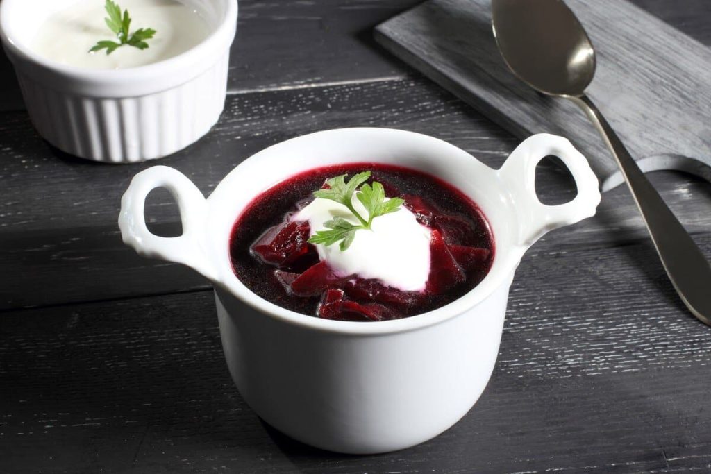 Polnische Rote Beete Suppe mit Knoblauch und Zitronensaft