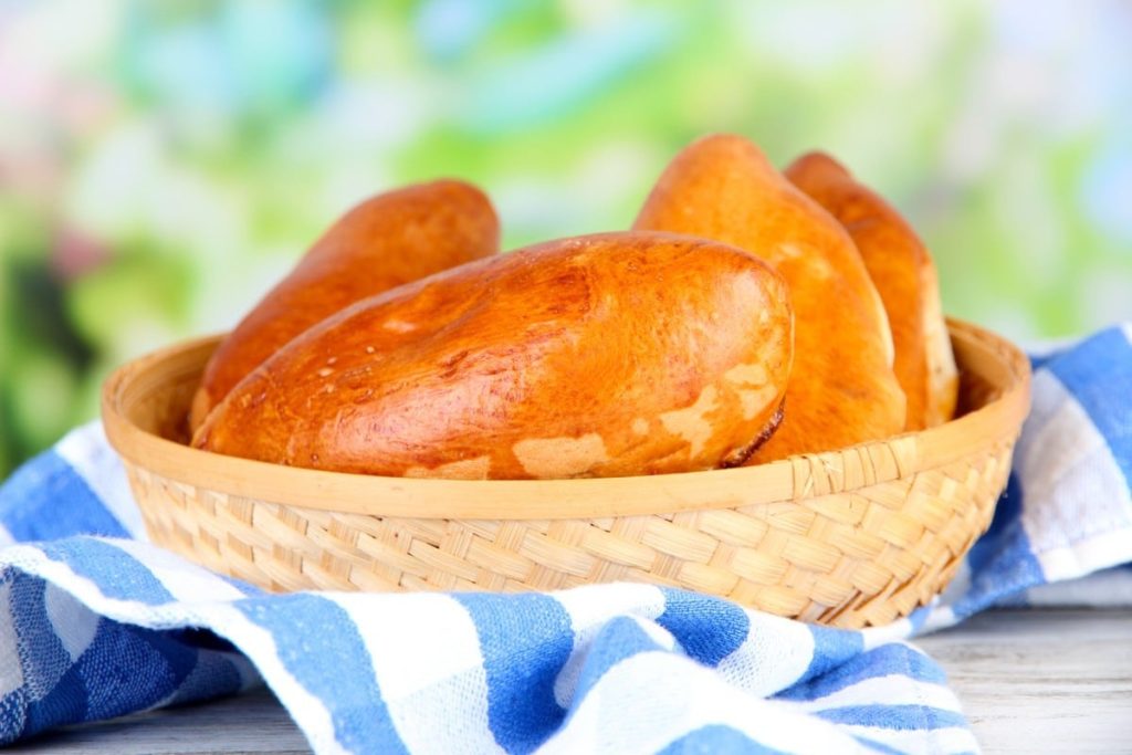 Polnische Teigtaschen mit Waldpilzen, Hefe und Zwiebeln