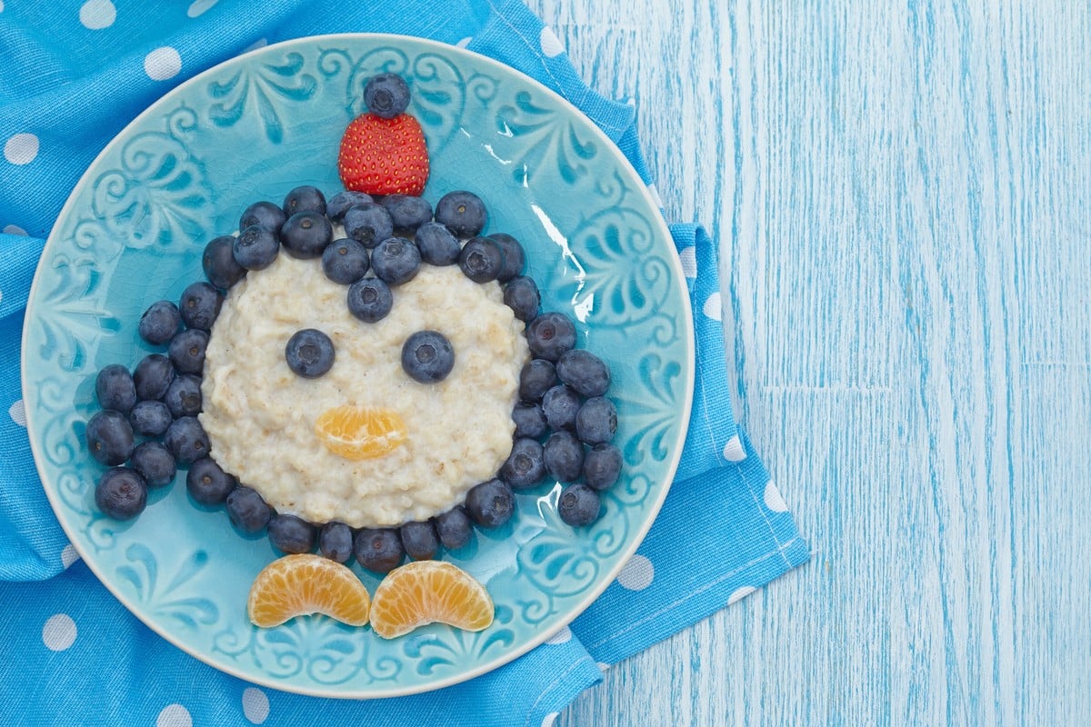 Porridge Pinguin mit Blaubeeren für Kinder