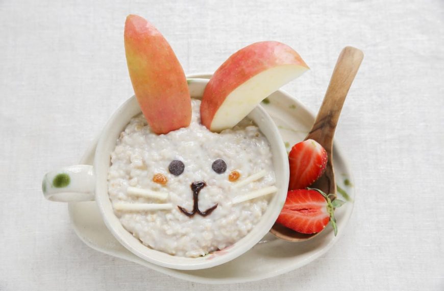 Porridge mit Hafermilch, Zimt und Haferflocken – Osterfrühstück