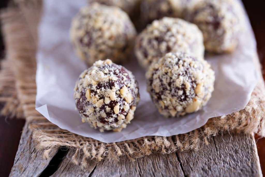 Pralinen mit Schokolade und Erdnüssen – Süßes Dessert