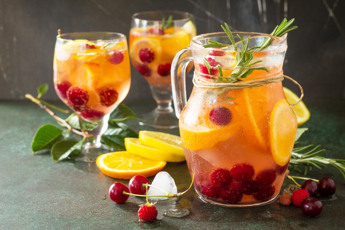 Prickelnde Sangria mit Orange