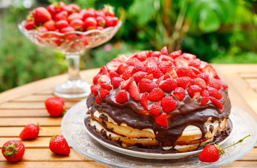 Prinz Regenten Torte mit Erdbeeren, Sahne und Schokolade
